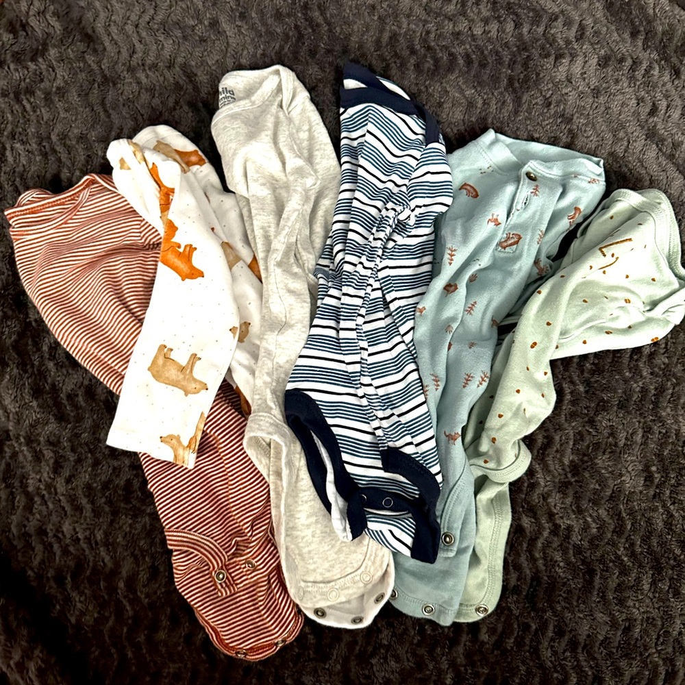 Lot of 6 long sleeve onesies.